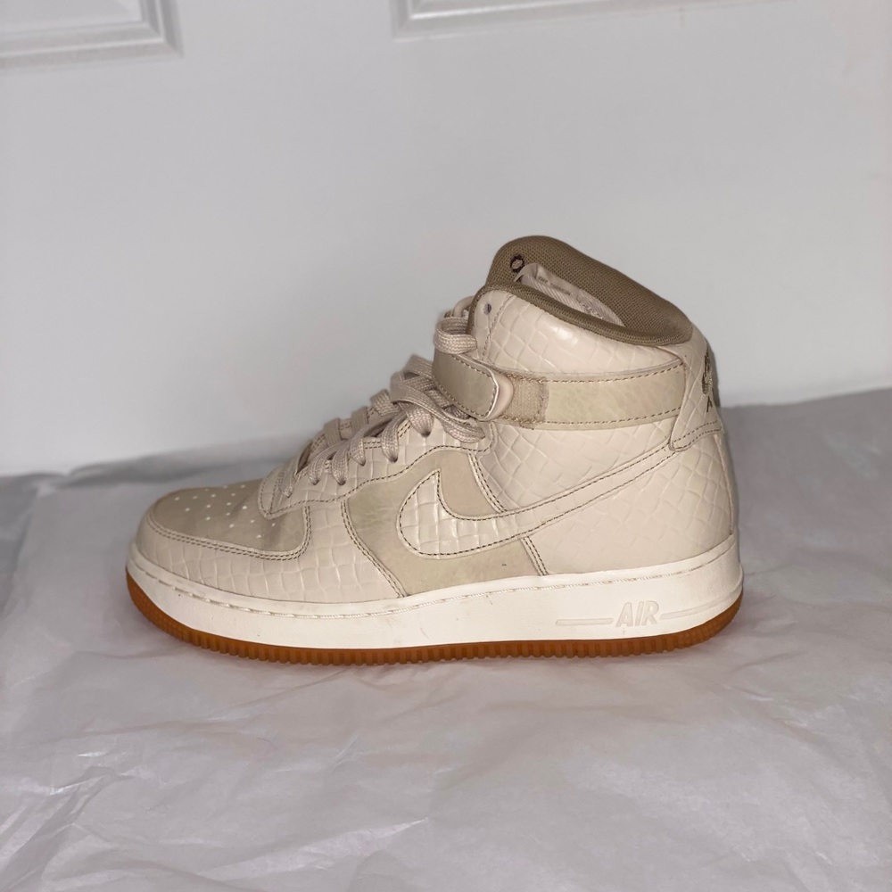 Women’s NIKE AIR FORCE 1 tennis shoes size 8